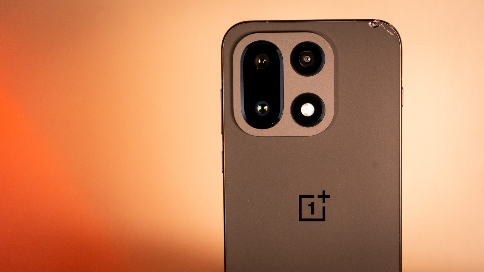 Another photo of the poor, cracked OnePlus 15