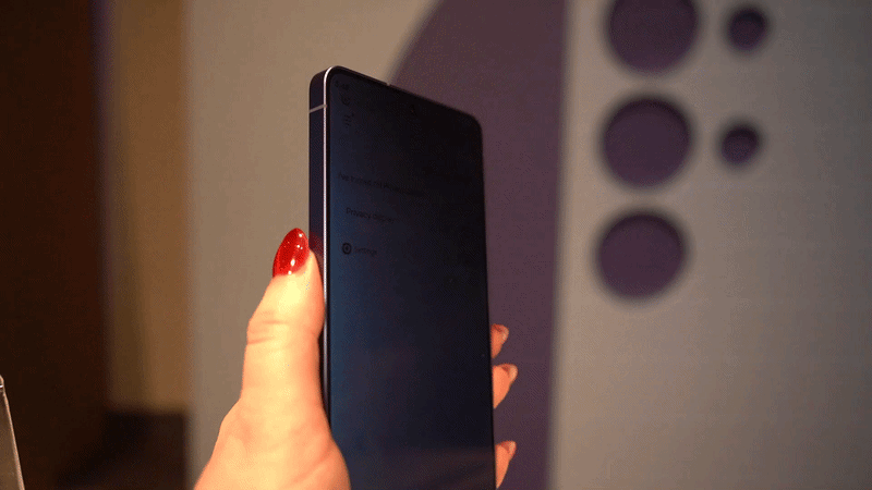 An animated image showing the privacy display 