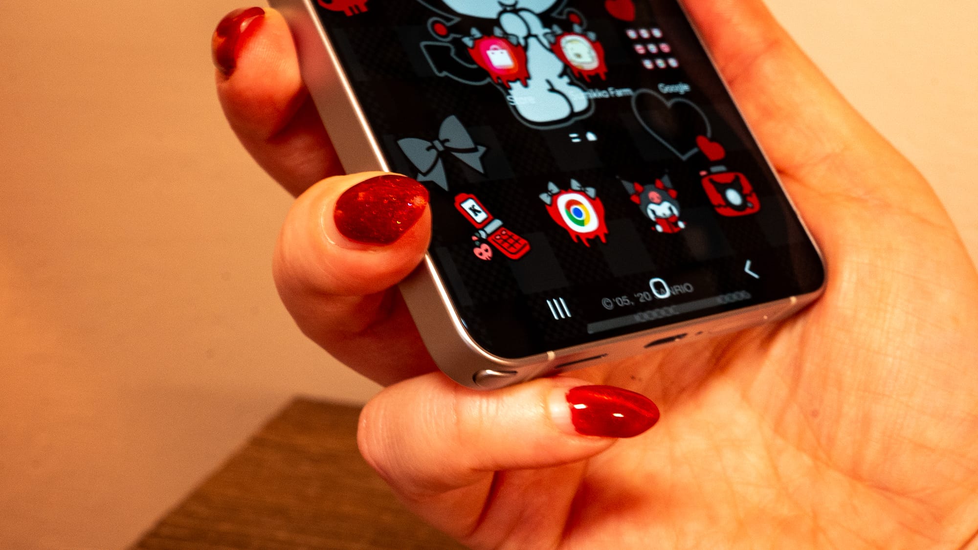 a photo of a person holding the Galaxy S26 Ultra with their pinky as a shelf 